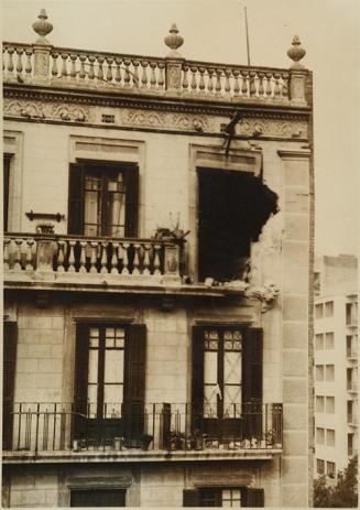 (Efectos de un bombardeo en una casa)