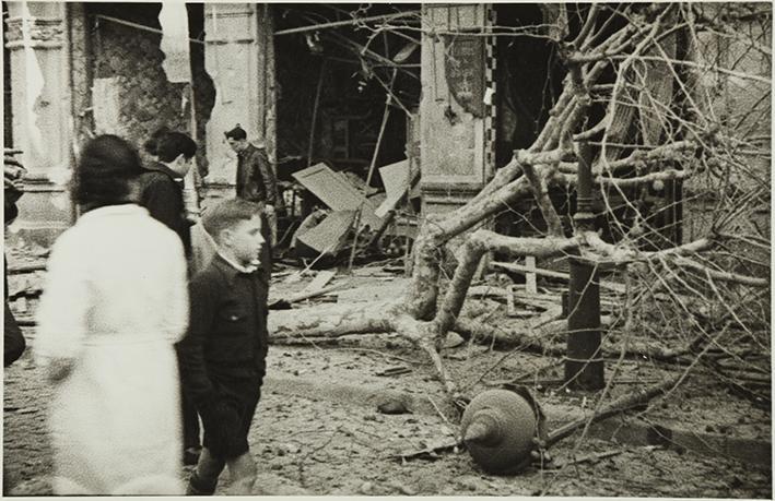 (Efectos de un bombardeo en una casa)