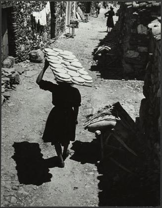 (Mujer llevando pan. Woman carrying bread)