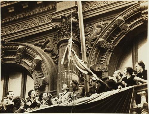 (Izada de la bandera de los conquistadores en Bilbao)