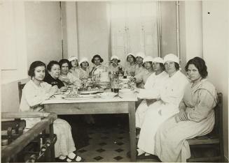 (Mujeres comiendo)