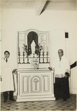 (Médico y sacerdote en el altar de un sanatorio)