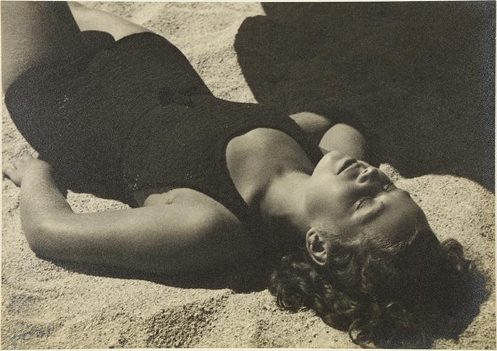 Sin título (Mujer tomando el sol)