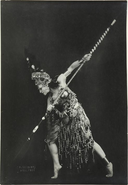 Retrato de Tórtola Valencia bailando “Danza arcaica guerrera del Perú”