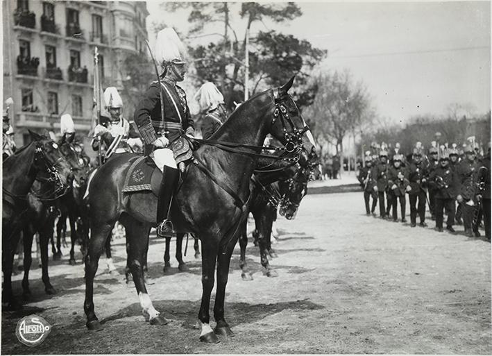 (Alfonso XIII a caballo pasando revista a las tropas)