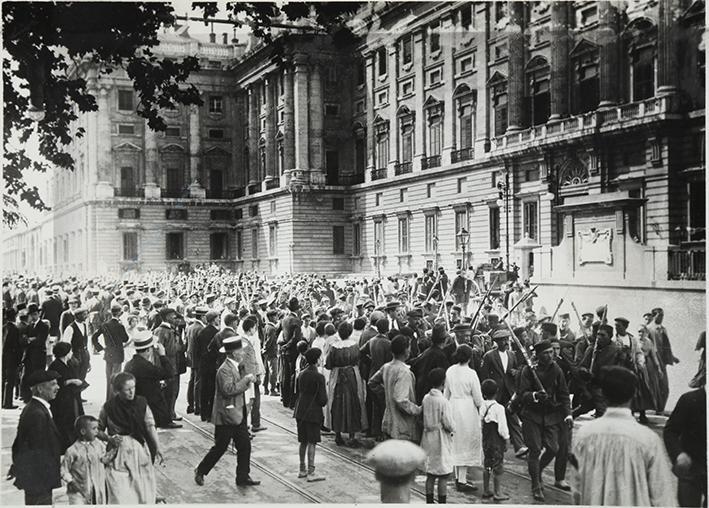 (Multitud frente al palacio real)