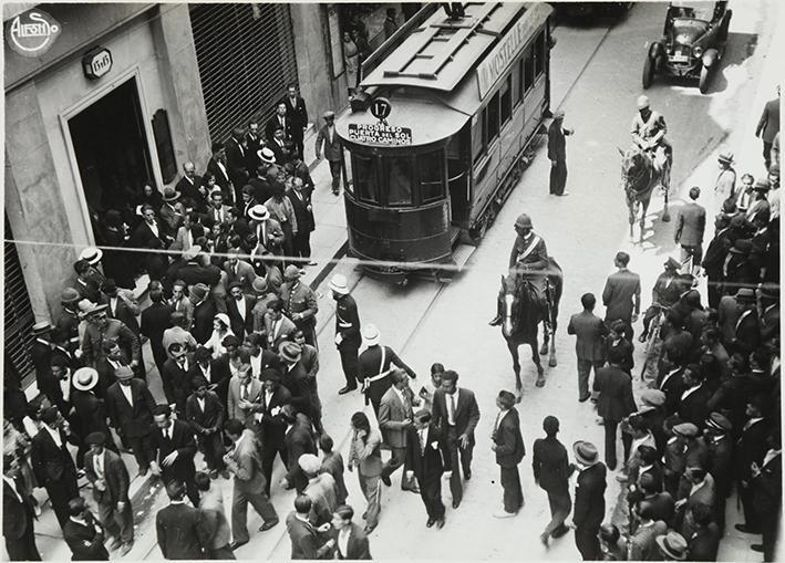 Huelga de telefonistas. Despeje y detención de éstos