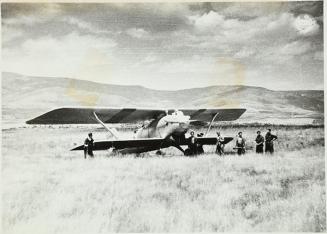 Avión nacional derribado por los republicanos en el frente de Somosierra. Sacando al piloto herido