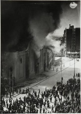 Incendio de edificios religiosos jesuitas (calle de la flor). Los guardias acuden a salvar a los religiosos