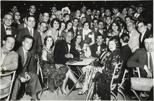 El dictador en una de sus más apreciadas ocasiones. El contacto con el pueblo madrileño. Sea una manifestación laboral de las modistillas madrileñas (4) o en la verbena del Montepío de Actores.