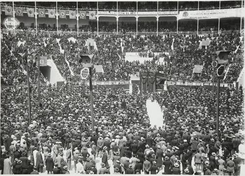 (Meeting en una plaza de toros)