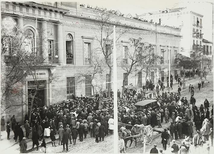 El Decano de la Facultad de Medicina protesta de la actuación de los guardias ante el Ministro de la Gobernación y es ovacionado al regresar a San Carlos