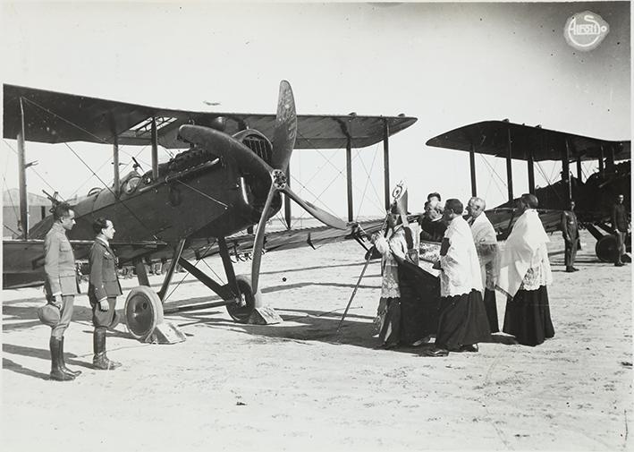 Tras el descalabro de Annual se multiplica la generosidad española. Unos aviones regalados por diversas provincias son bendecidos ante los Reyes