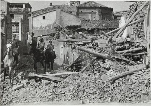 Soldados de caballería en un pueblo del frente de Aragón