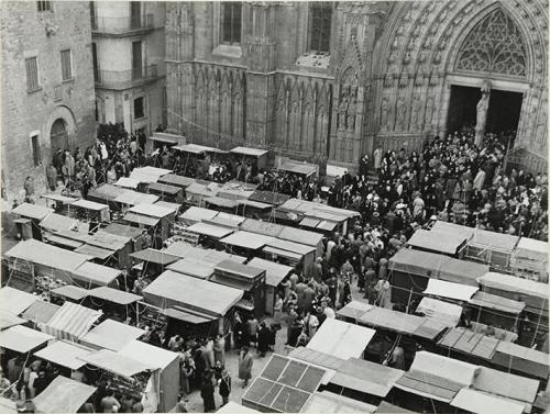 (Mercado en la plaza de la catedral de Barcelona)