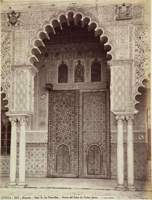 Sevilla. Alcazar. Patio de las Doncella. Puerta del Salón de Carlos Quinto