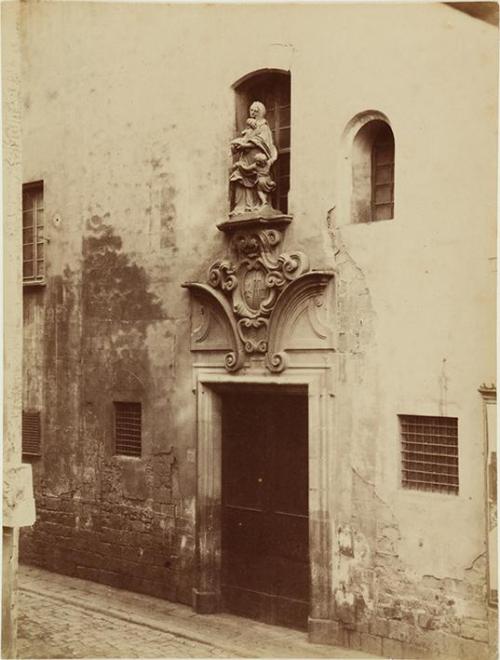 (Puerta de la iglesia hospital de Santa Cruz)