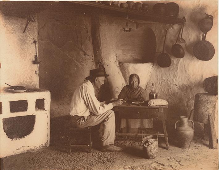 (Abuelos en cocina tradicional de pueblo)