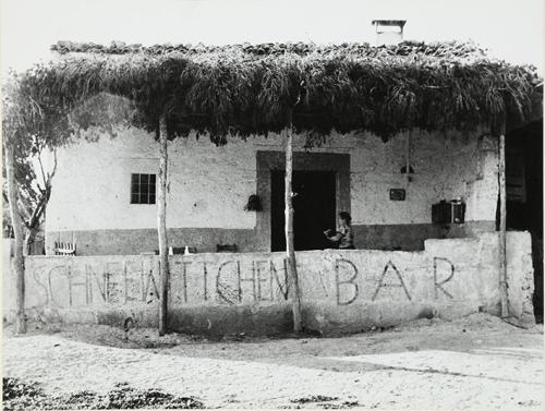 (Exterior de un bar)