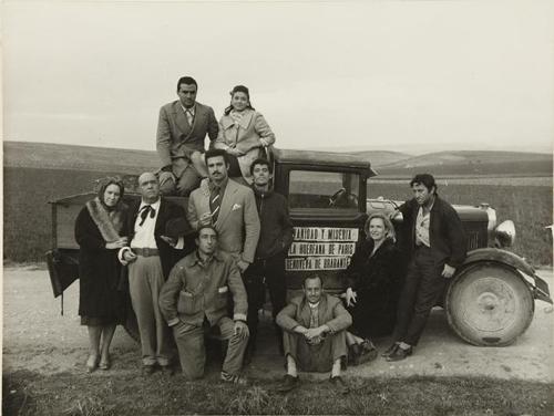 Retrato de grupo delante de un camión