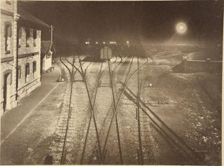 (Vista nocturna de estación de tren)