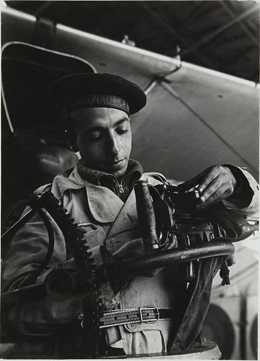 (Barcelona. Aeronáutica naval. Miliciano entrenándose en el manejo de una ametralladora)