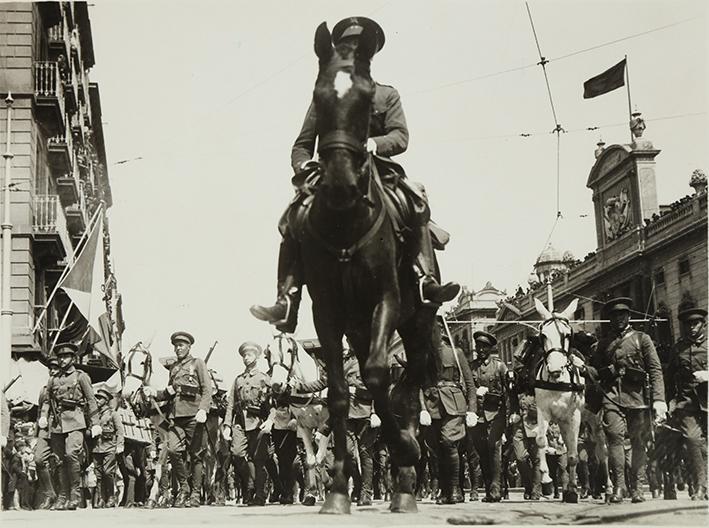 Las Fiestas de la República. Parada militar desfile de las tropas por la Avenida de frente al antiguo Gobierno Civil