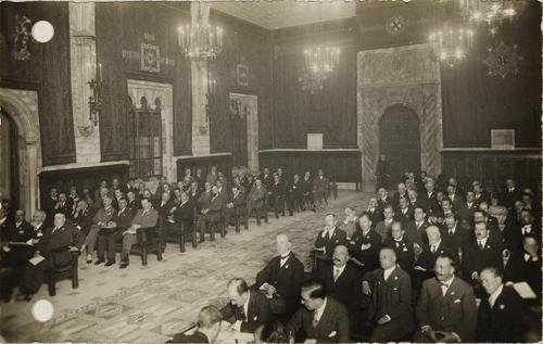 (Grupo escuchando conferencia en el parlamento catalán?)