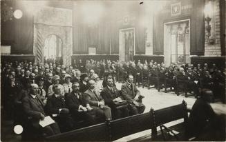 (Grupo escuchando conferencia en el parlamento catalán?)