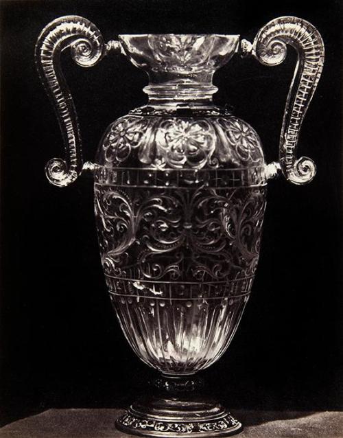 Jarra de cristal con asas en forma de cartones y decoración de rosas