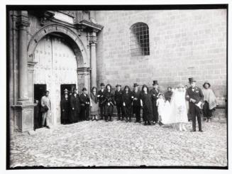 Cortejo de boda saliendo de la capilla de Lourdes